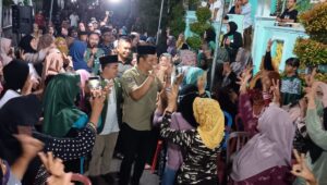 Keterangan foto: Masyarakat Loloan Timur memadati lokasi kampanye Paslon Bupati dan Wakil Bupati Jembrana, Made Kembang Hartawan - I Gede Ngurah Patriana Krisna (Bang Ipat) di jalan Gunung Kerinci Kelurahan Loloan Timur, Jumat (22/11/2024) malam.