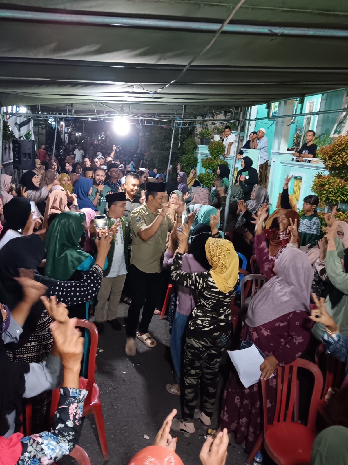 Keterangan foto: Masyarakat Loloan Timur memadati lokasi kampanye Paslon Bupati dan Wakil Bupati Jembrana, Made Kembang Hartawan - I Gede Ngurah Patriana Krisna (Bang Ipat) di jalan Gunung Kerinci Kelurahan Loloan Timur, Jumat (22/11/2024) malam.